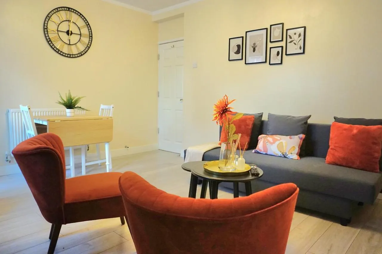 Stylish Apartment In London, E14