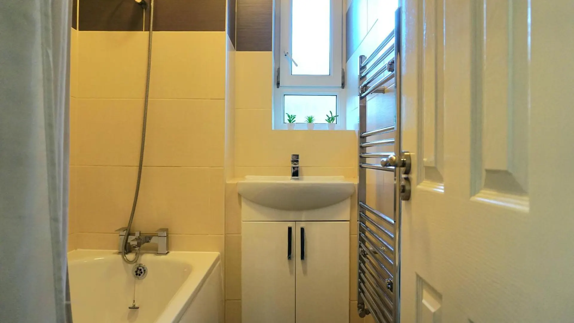 Stylish Apartment In London, E14